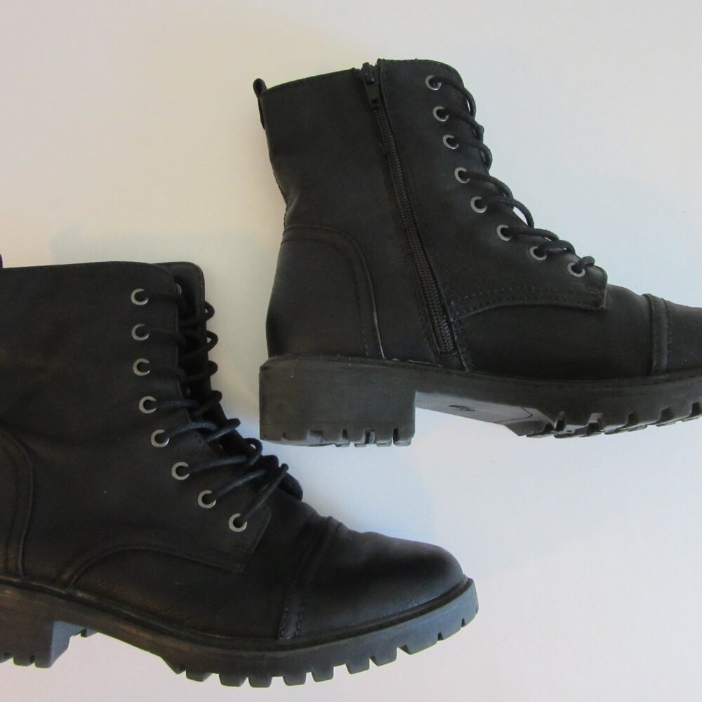 Universal Thread Black Lace Up Size 9 Lugged Sole Boots - Picture 6 of 7